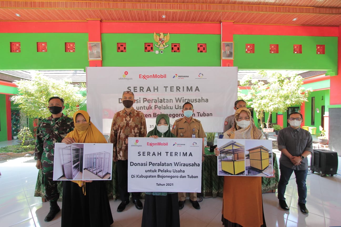 EMCL Serah Terimakan Peralatan untuk Pelaku Usaha di Bojonegoro dan Tuban